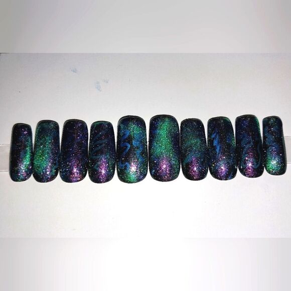 Hand crafted custom 10pc short acrylic press on nails - Picture 6 of 9